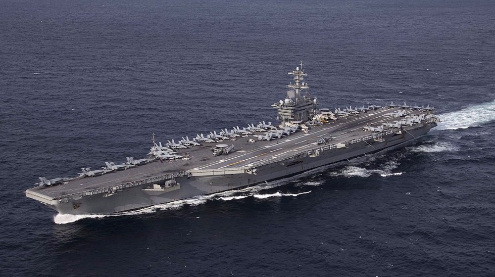 Les Gardiens de la révolution iraniens frappent le porte-avions USS Abraham Lincoln avec une salve de missiles balistiques.