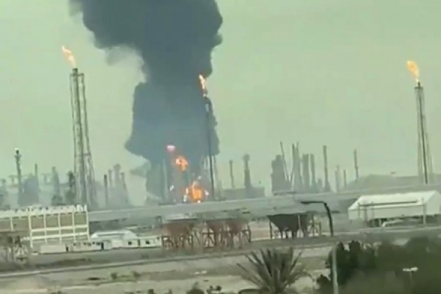 Une raffinerie de pétrole koweïtienne en feu après une attaque de drone iranienne.