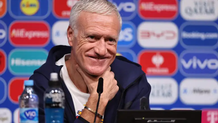Moment historique à la Coupe du monde : un entraîneur bat un record du tournoi malgré son absence lors du match.