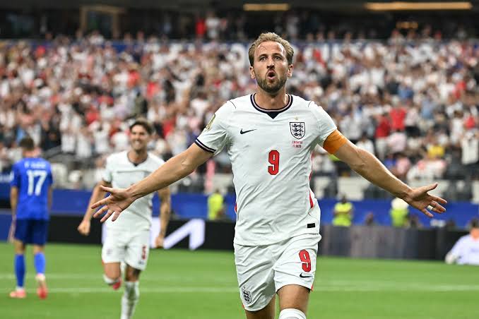 90e capitaine de l'Angleterre ; Harry Kane en lice pour le Ballon d'Or et les légendes du football mondial.