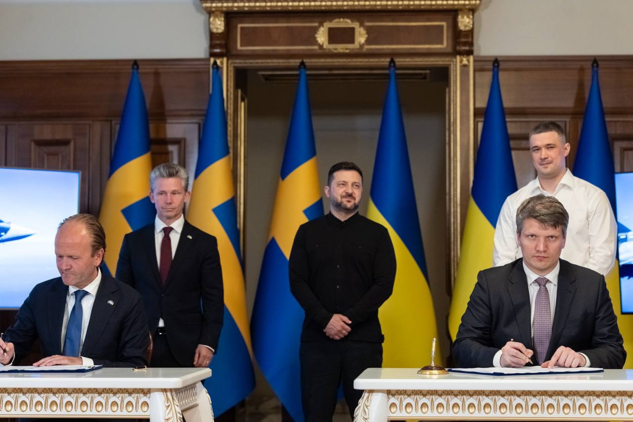 L'armée de l'air ukrainienne acquiert des avions de chasse suédois Gripen dans le cadre d'un accord historique.