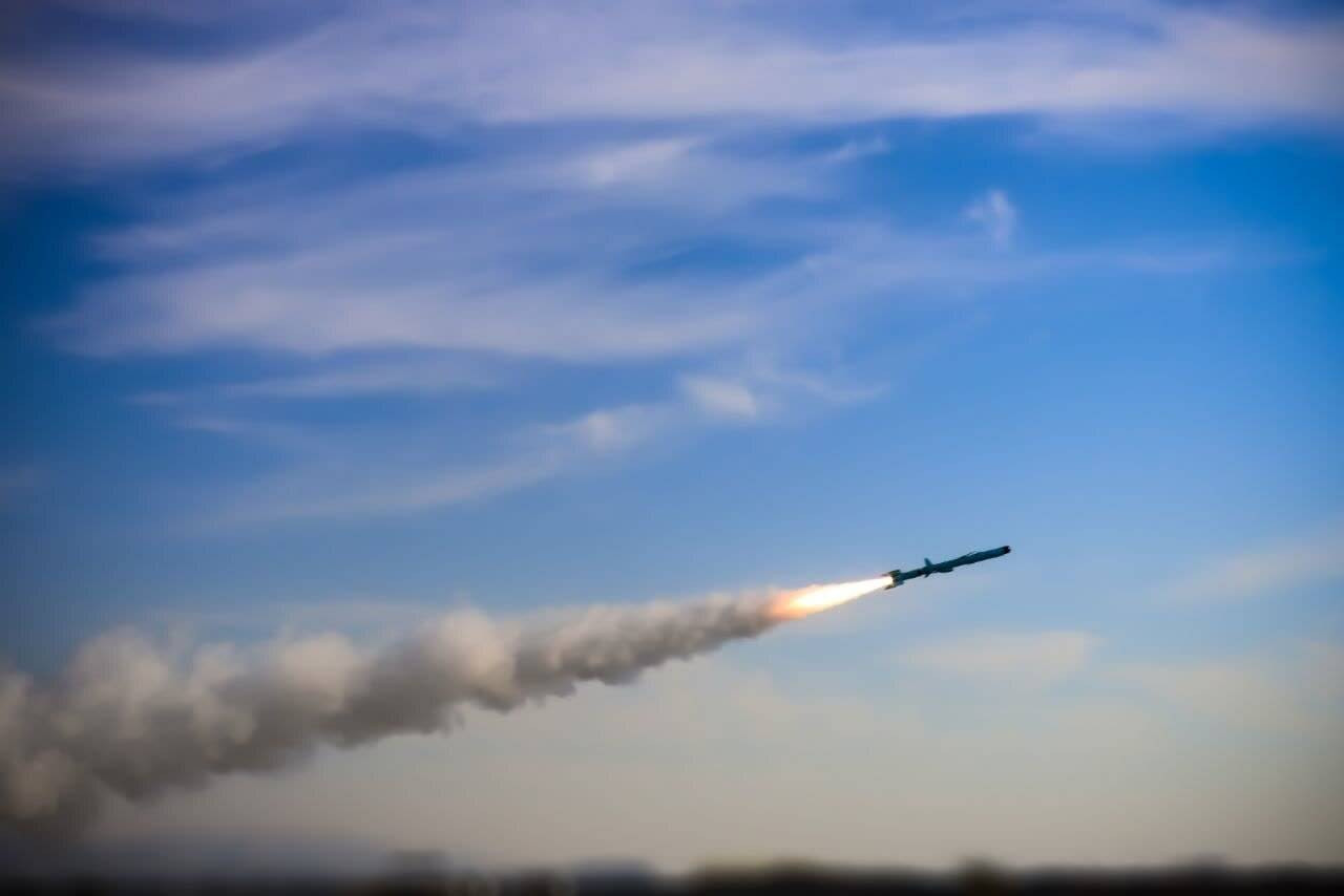 L'Iran lance des frappes de missiles contre la Cinquième flotte américaine à Bahreïn et une base aérienne en Jordanie.