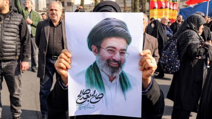 Mojtaba Khamenei : Nous avons des leçons inoubliables à donner à l'ennemi américain.