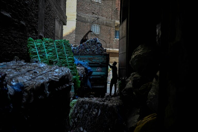 Au Caire, la guerre en Iran fait les affaires de la « cité des déchets » face aux pénuries de plastique.