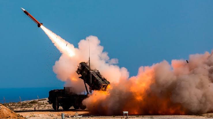 L'Europe dévoile un nouveau missile intercepteur pour contrer les attaques massives de drones bon marché.