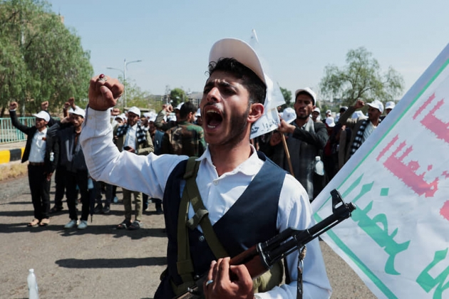 Les Houthis ont attaqué une raffinerie de pétrole saoudienne en représailles aux frappes de Riyad au Yémen.