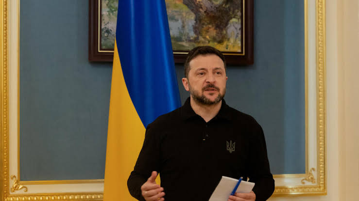 Des navires en mer Caspienne et des raffineries de pétrole attaquées : Zelensky confirme le succès de l'attaque contre la Russie
