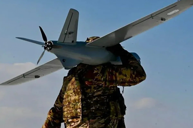 L'Ukraine surpasse les États-Unis en termes de production mensuelle de drones FPV.