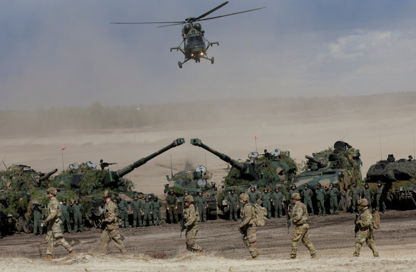 Les États-Unis envisagent d'envoyer 10 000 soldats supplémentaires au Moyen-Orient dans le cadre des négociations avec l'Iran, selon un rapport.