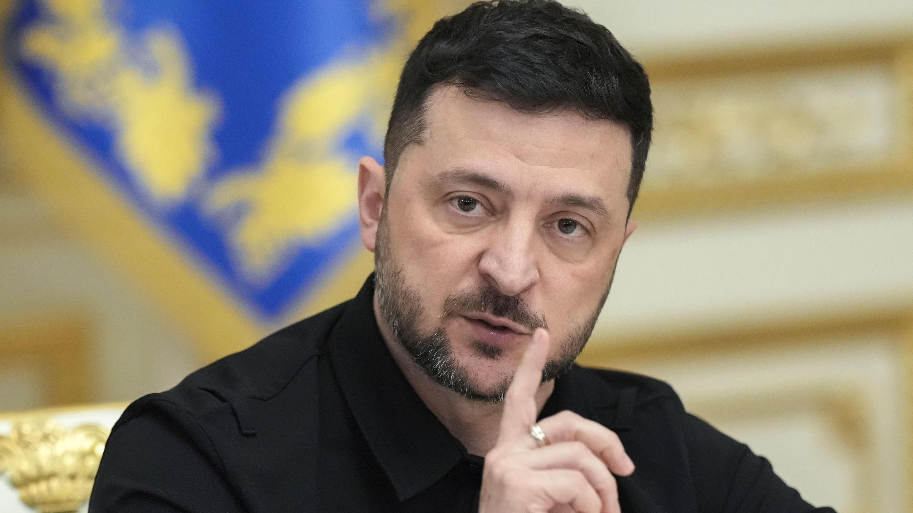 Zelensky demande au Parlement ukrainien de prolonger la loi martiale et la mobilisation générale.