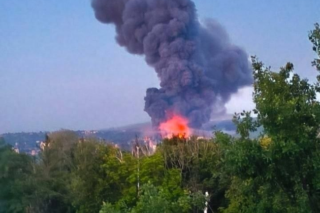 Les forces aérospatiales russes lancent une frappe aérienne massive sur la gare ferroviaire de Kholodnaya Gora à Kharkiv.
