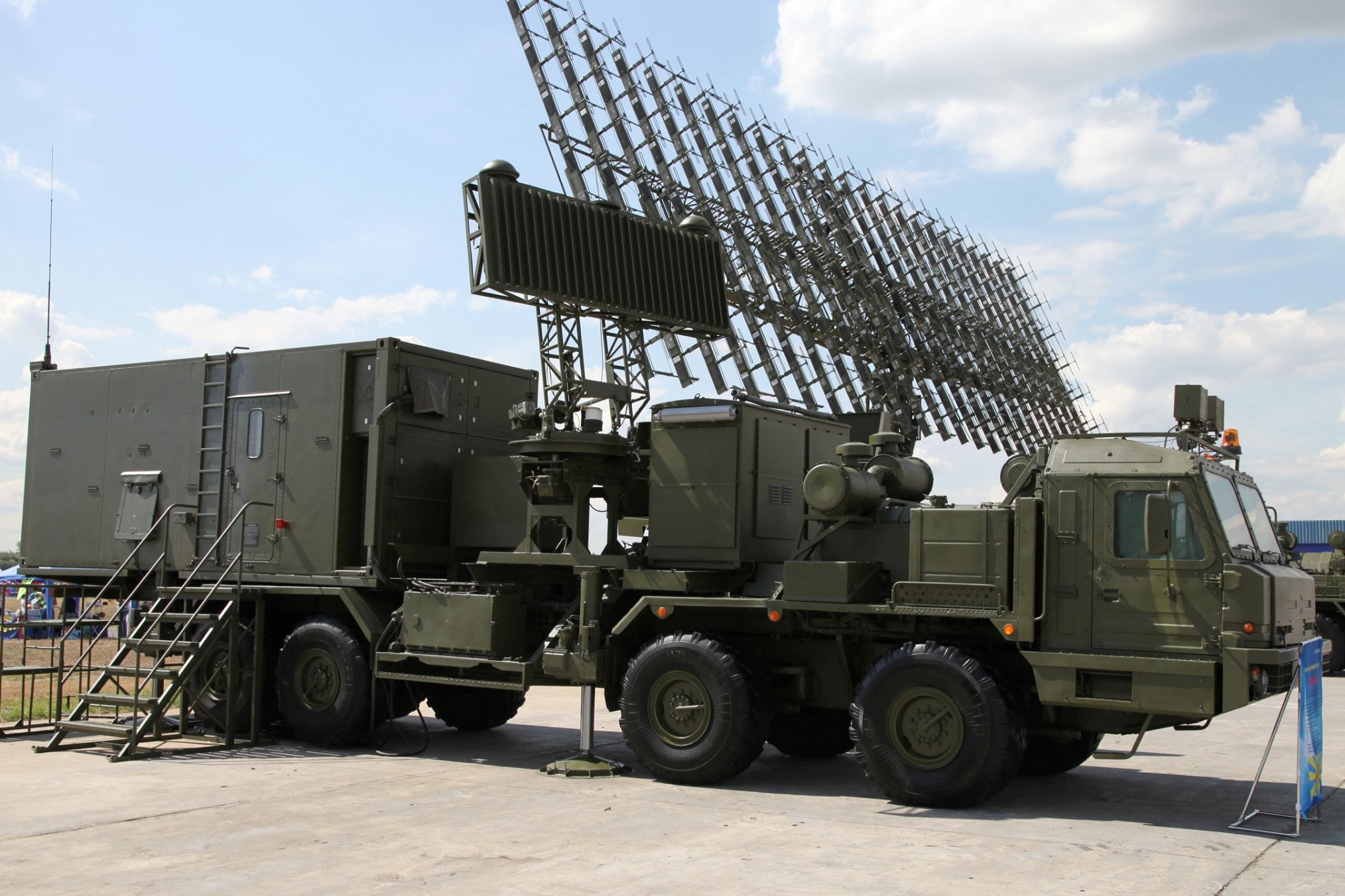 L'Ukraine frappe des systèmes radar russes près de Kertch, puis coupe des ponts alimentant le front.