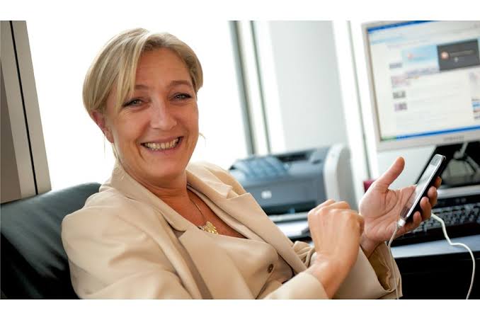 Marine Le Pen annonce sa candidature à la présidence française malgré sa condamnation