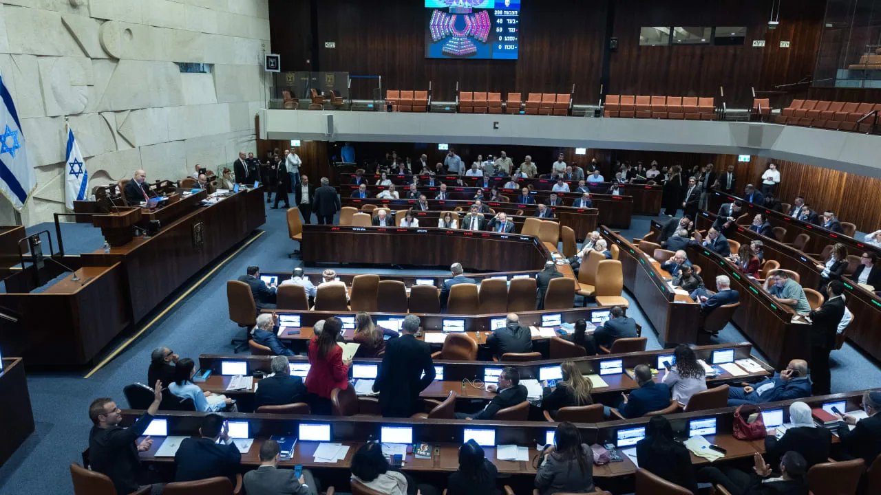 La Knesset adopte un projet de loi visant à porter le service militaire obligatoire à 32 mois.