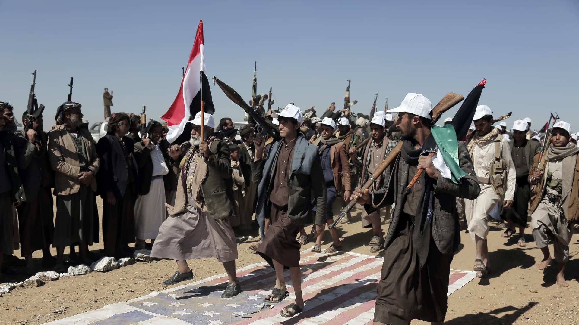 Les Houthis revendiquent la responsabilité de l’attaque de Riyad, affirment que le site d’Aramco a également été touché