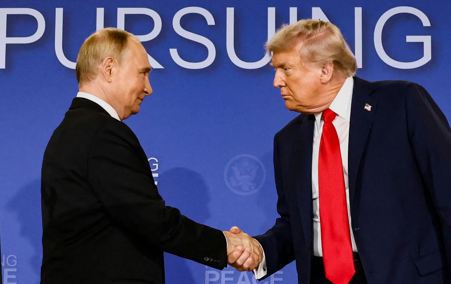 Trump promulgue une loi imposant de nouvelles sanctions contre la Russie