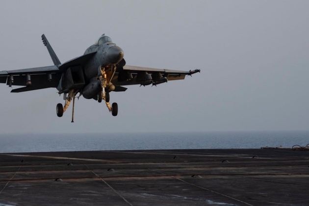 Un avion de chasse de l'US Navy s'est écrasé à l'atterrissage sur le porte-avions USS Dwight D. Eisenhower.