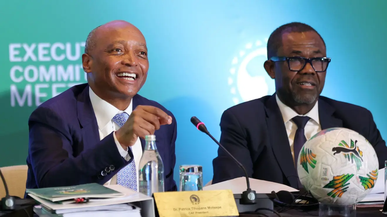Dr Patrice Motsepe remercie Véron Mosengo-Omba qui quitte son poste de Secrétaire Général