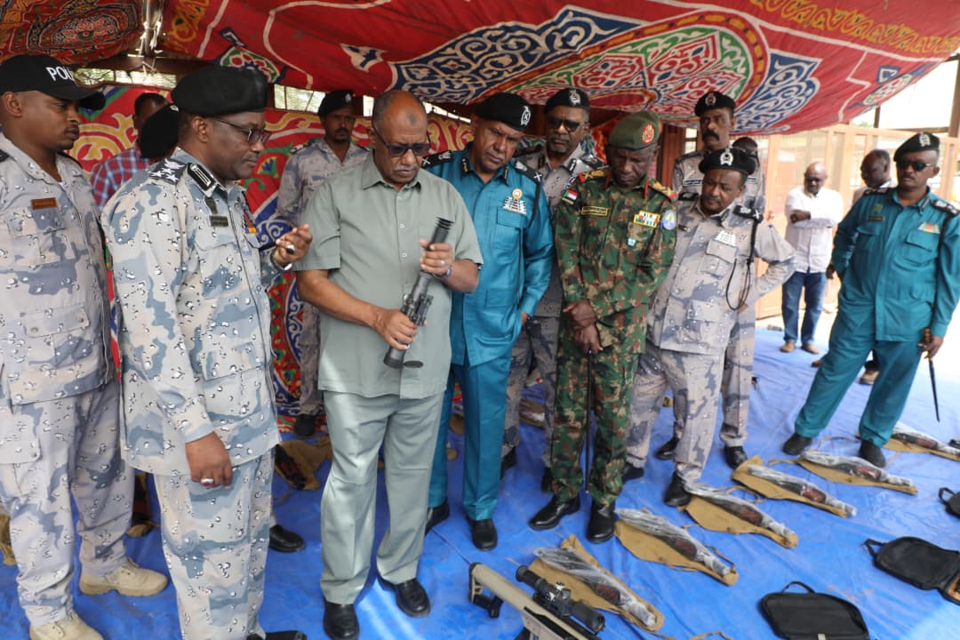 Opération anti-contrebande en mer Rouge : saisie d'armes appartenant à des ressortissants étrangers.
