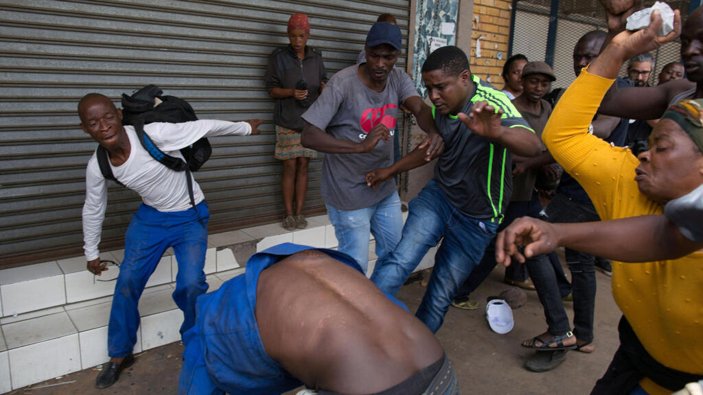 Le gouvernement fédéral rapatrie plus de 1 000 ressortissants d'Afrique du Sud face à la montée des tensions.