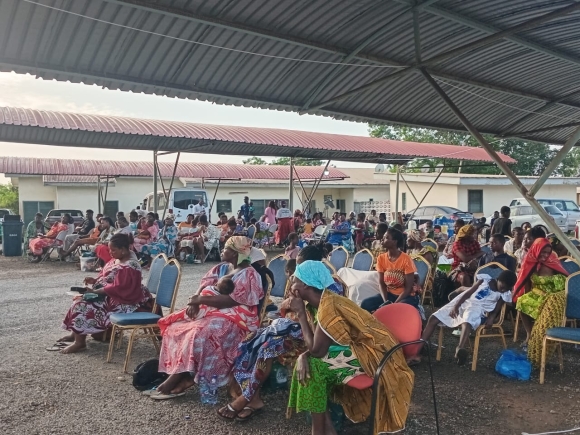 137 Ghanéens évacués de Côte d'Ivoire, originaires de la région centrale, ont été accueillis par le ministre.