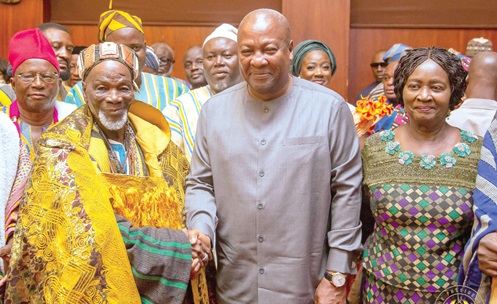 Le président Mahama présente ses condoléances à Yaa Naa et salue son rôle dans le rétablissement de la paix à Dagbon.