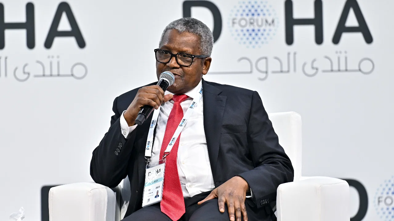Dangote abandonne le naira et commence à vendre son essence en dollars.