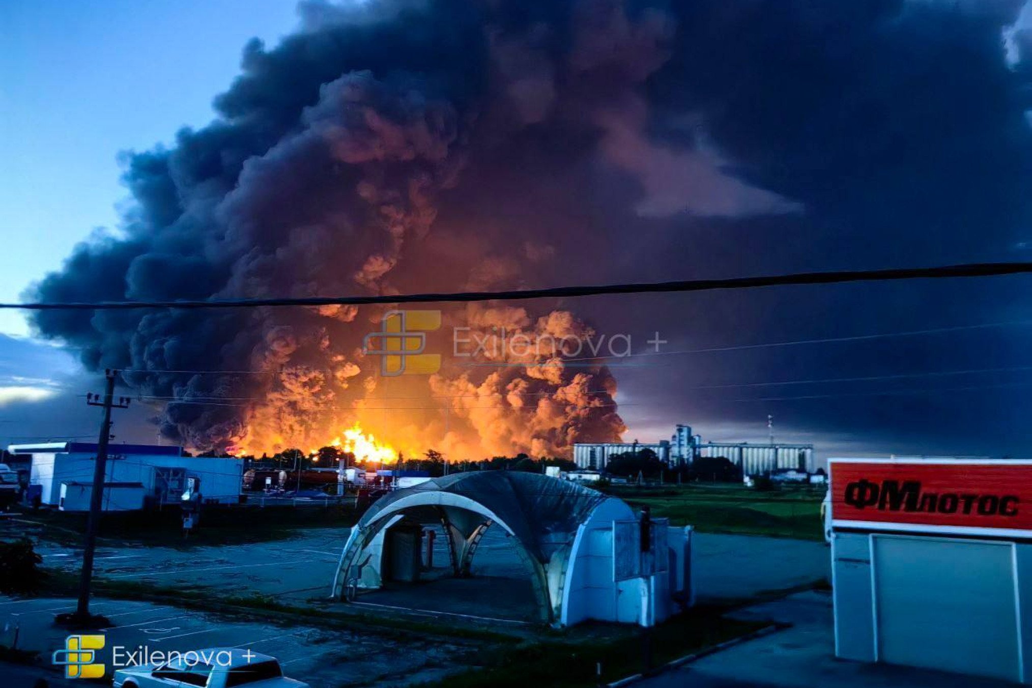 L'Ukraine frappe deux raffineries de pétrole russes distantes de 700 kilomètres lors d'une attaque de drone nocturne.