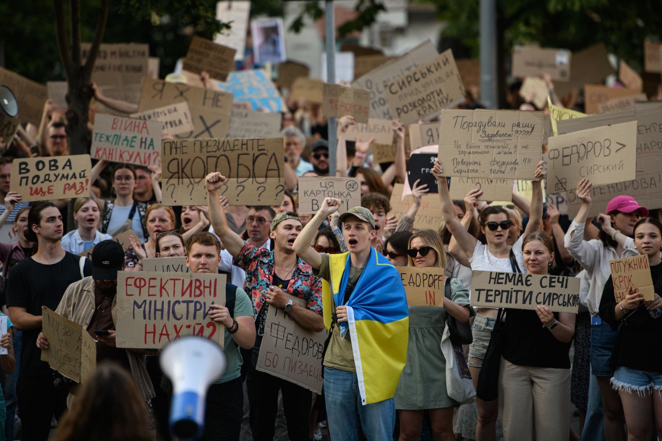 Plus de 5 000 personnes se rassemblent à Kyiv alors que les manifestations pro-Fedorov se propagent à travers l’Ukraine et à l’étranger.