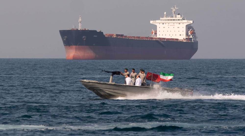 La marine des Gardiens de la révolution iraniens avertit que tout navire s'approchant du détroit d'Ormuz s'exposera à des « mesures décisives ».