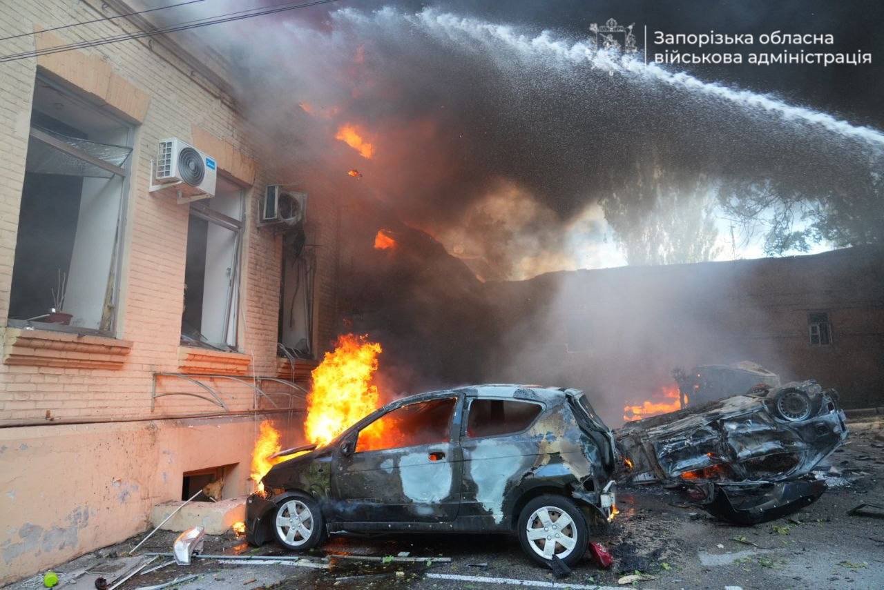 Les forces russes frappent le centre-ville de Zaporijia, faisant sept blessés parmi les civils et incendiant des véhicules.