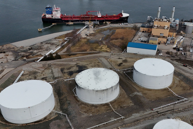 Les pays baltes et la Pologne exigent que l'UE interdise immédiatement les importations de pétrole russe.