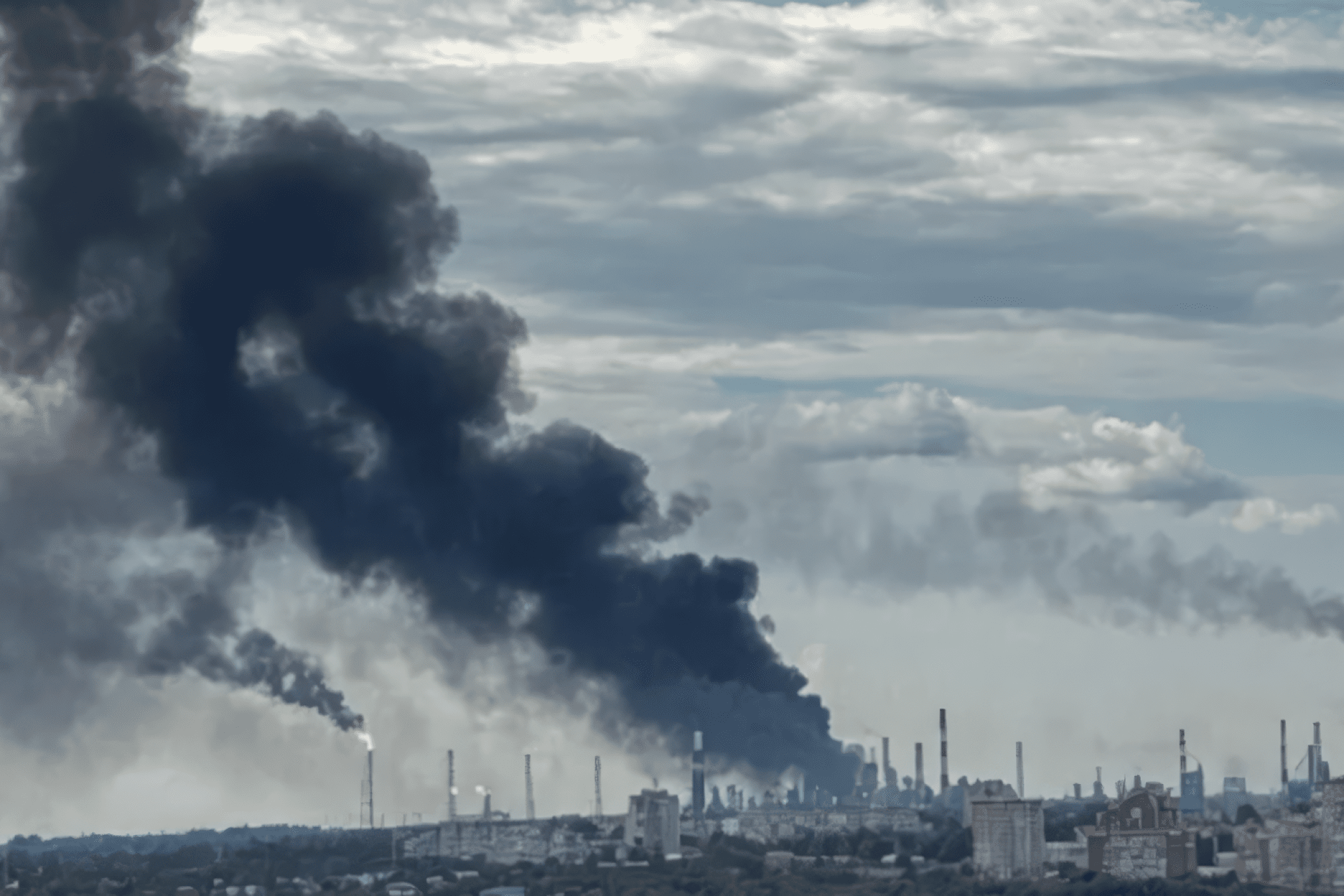 Une frappe de drone ukrainienne paralyse la plus grande raffinerie de pétrole de Russie à Omsk