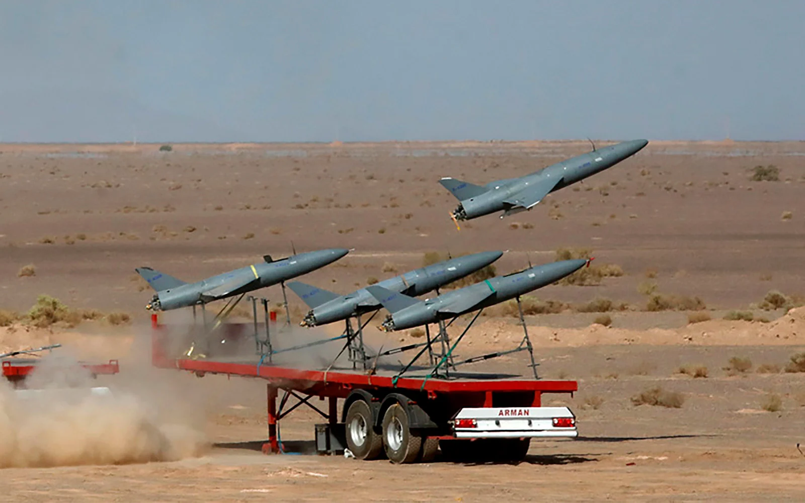 L'armée iranienne lance des attaques de drones contre des bases américaines en représailles aux frappes américaines meurtrières.