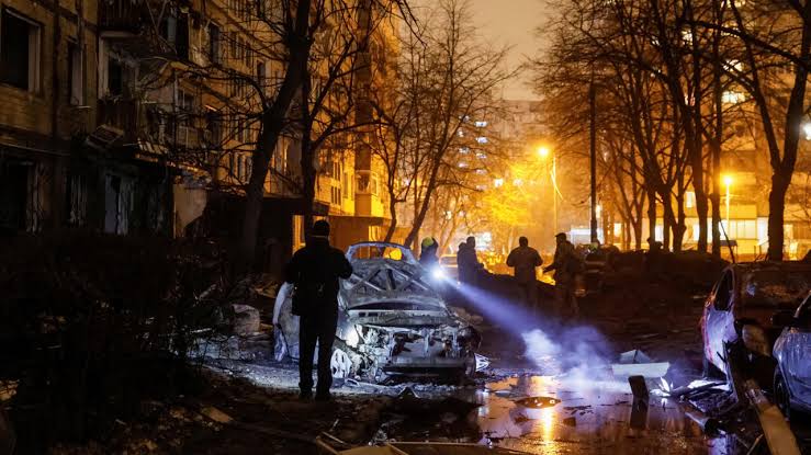 Des explosions ont retenti à Kyiv : l'armée russe a frappé à nouveau avec des armes balistiques.