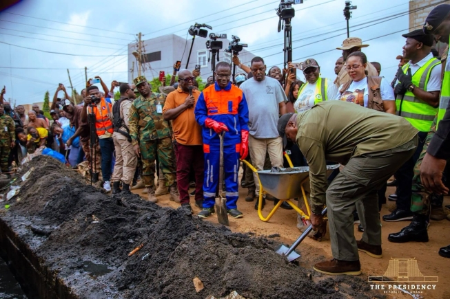 Ghana :  le président Mahama propose un nettoyage mensuel alors que les opérations de secours se poursuivent.