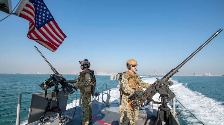 CENTCOM : Deux navires commerciaux ont été déroutés après le début du blocus naval des côtes et des ports iraniens.