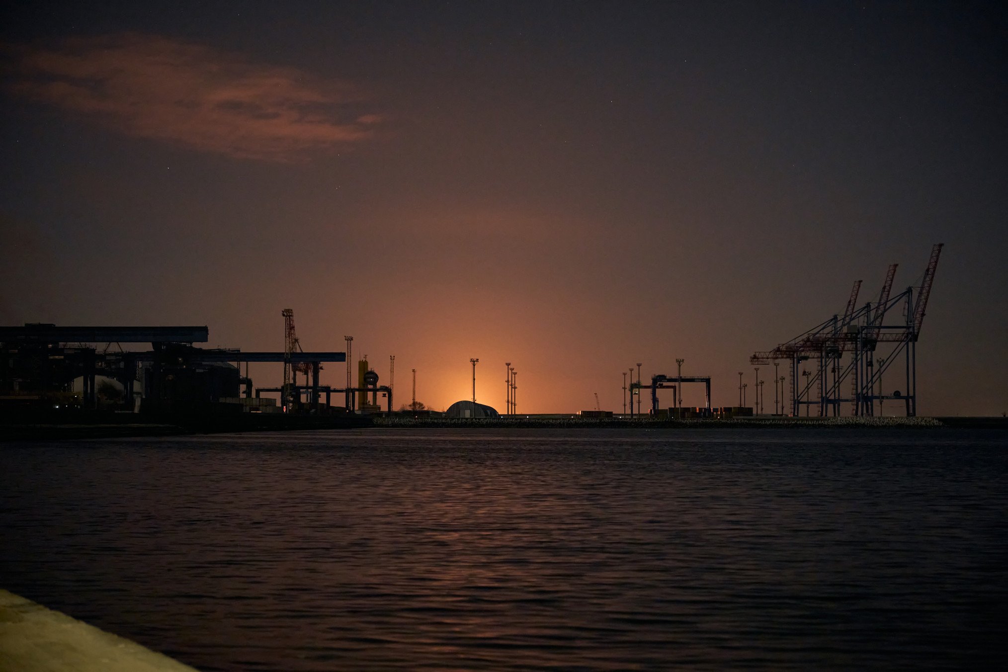 La Russie frappe un autre cargo étranger dans le port d'Odessa, faisant un mort.