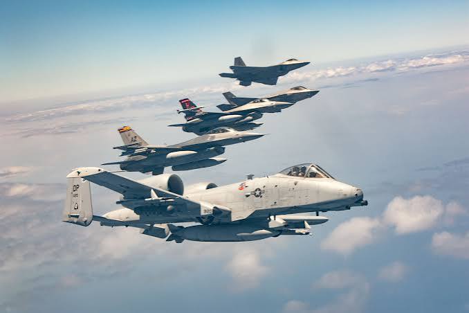 Les forces aériennes américaines et saoudiennes ont lancé des frappes massives contre les forces des FMP en Irak.