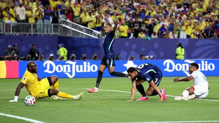 Le Brésil remporte sa première victoire lors de la 26e Coupe du monde.