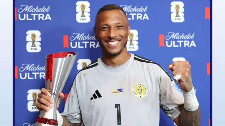 Le gardien de but de Curaçao estime qu'il devrait être honoré après son exploit lors de la Coupe du monde 26.