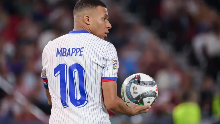 Scandale lors de la Coupe du monde 2026 : un sénateur célèbre a publiquement humilié Mbappé en raison de ses origines.