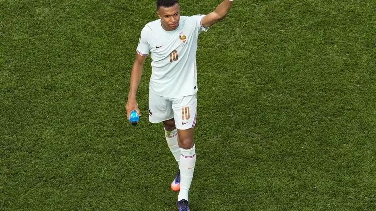 Kylian Mbappé rassure : "Je vais bien, j'ai une entorse à la cheville, mais ça va."