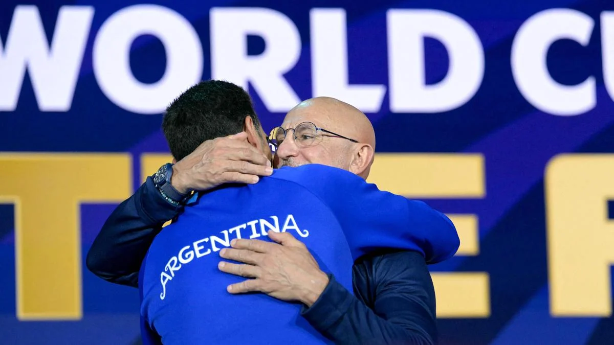 Finale de la Coupe du monde : Scaloni et son ancien professeur De la Fuente s’étreignent avec émotion.