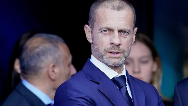 Le président de l'UEFA boycotte la finale de la Coupe du monde suite à l'« affaire Balogun ».