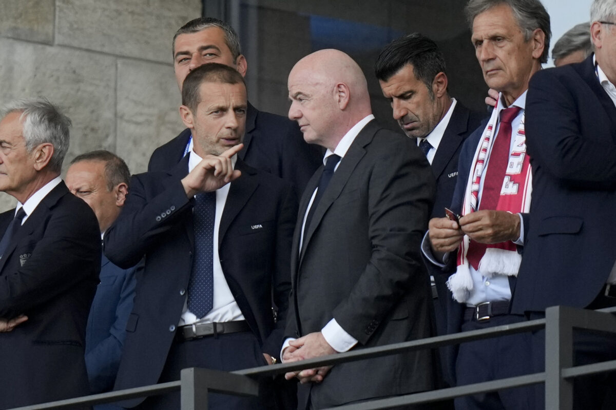 L'UEFA porte plainte au pénal contre le président de la FIFA pour « mauvaise gestion criminelle ».