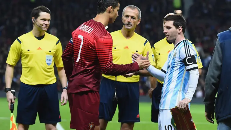 Cristiano Ronaldo et Lionel Messi joueront pour la même équipe pour la première fois.